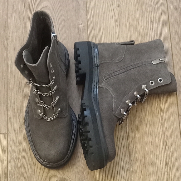 Vince Camuto Popinta Chain Lug Sole Grey Suede Combat Boots Size 7 - Picture 1 of 7